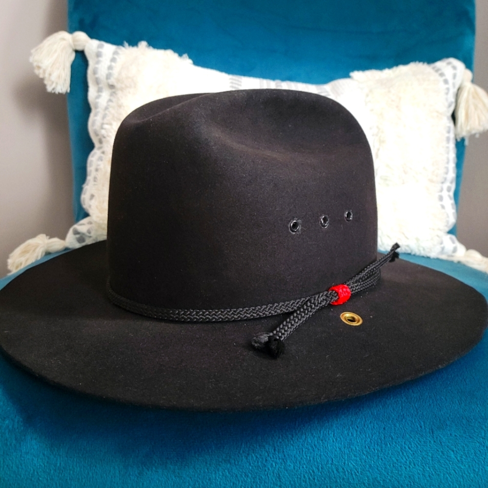 Stetson 4x beaver fur hat with side vents and chinstrap in 7 3/8.